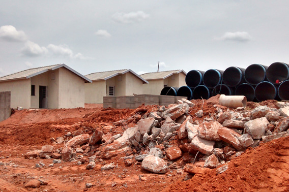 imagem obra obra do programa minha casa minha vida recebe sistema de drenagem pluvial