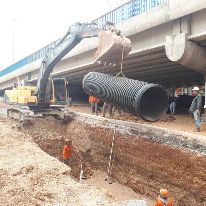 imagem obra adstigre em obra de drenagem no entorno de viaduto na capital do mato grosso