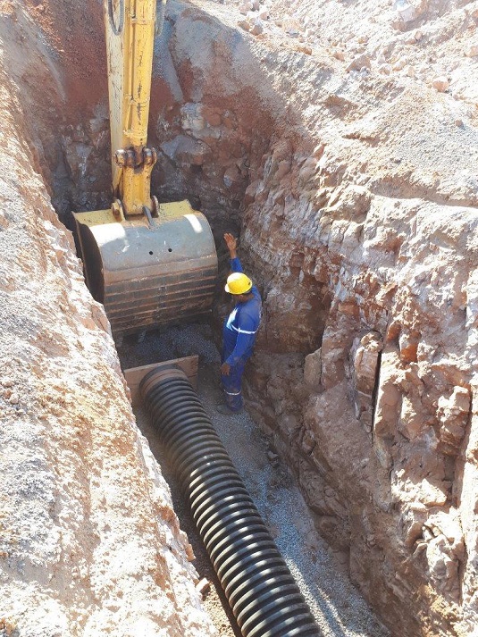 imagem obra adstigre presente em obra da rede de saneamento de brasilia